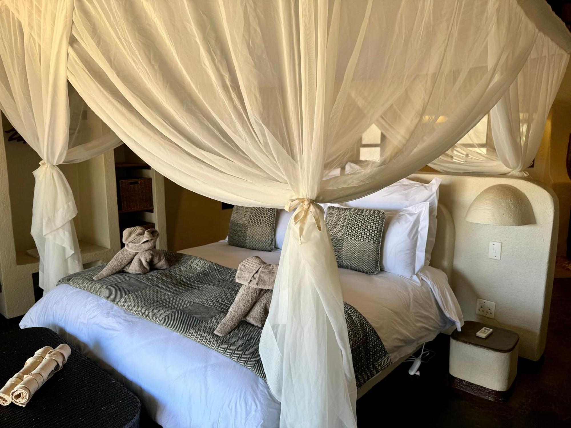 Nyati Safari Lodge *